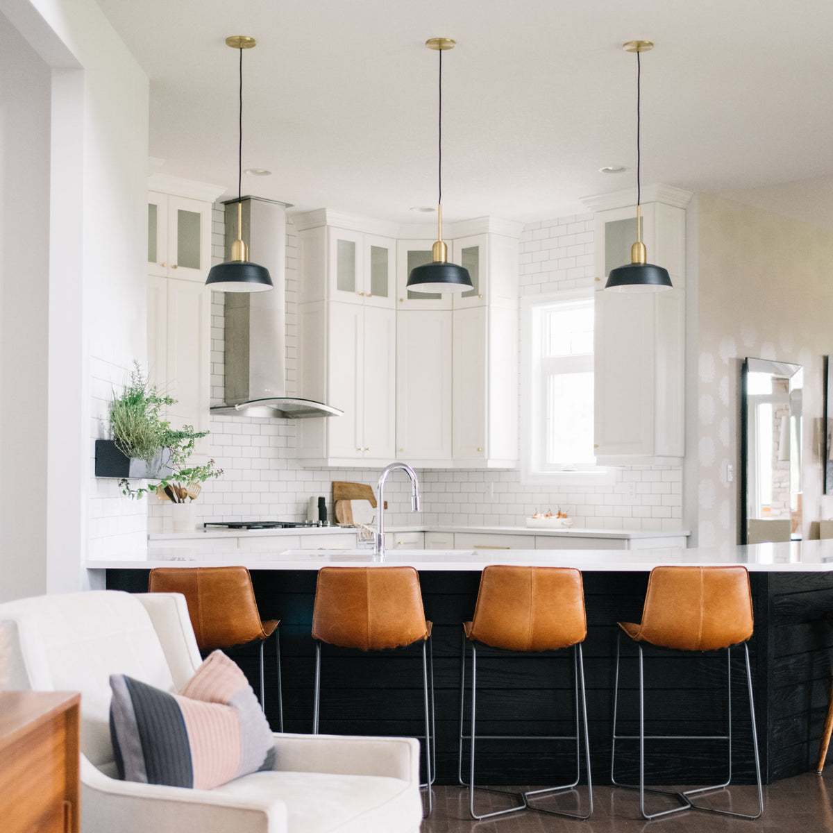 Meadowlark 11" Luxe Cord shown in Matte Black with Brass and Black Cloth cord. Interior design by Laurie Griffiths Design. Photo by Tracey Jazmin