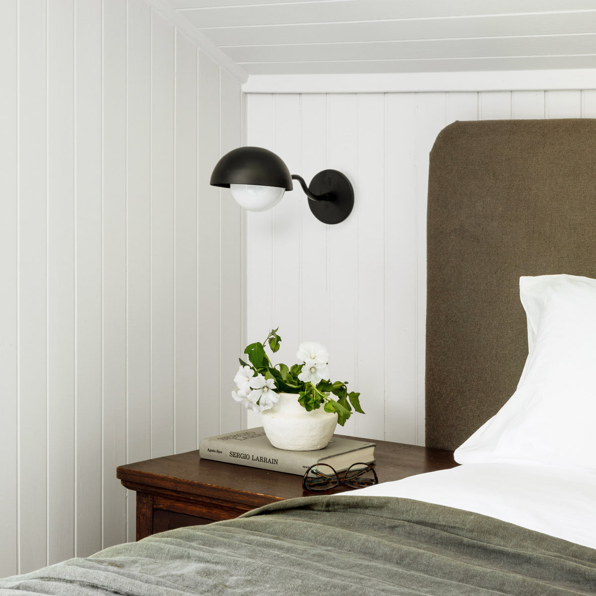 Noor Curve Sconce shown in Matte Black
