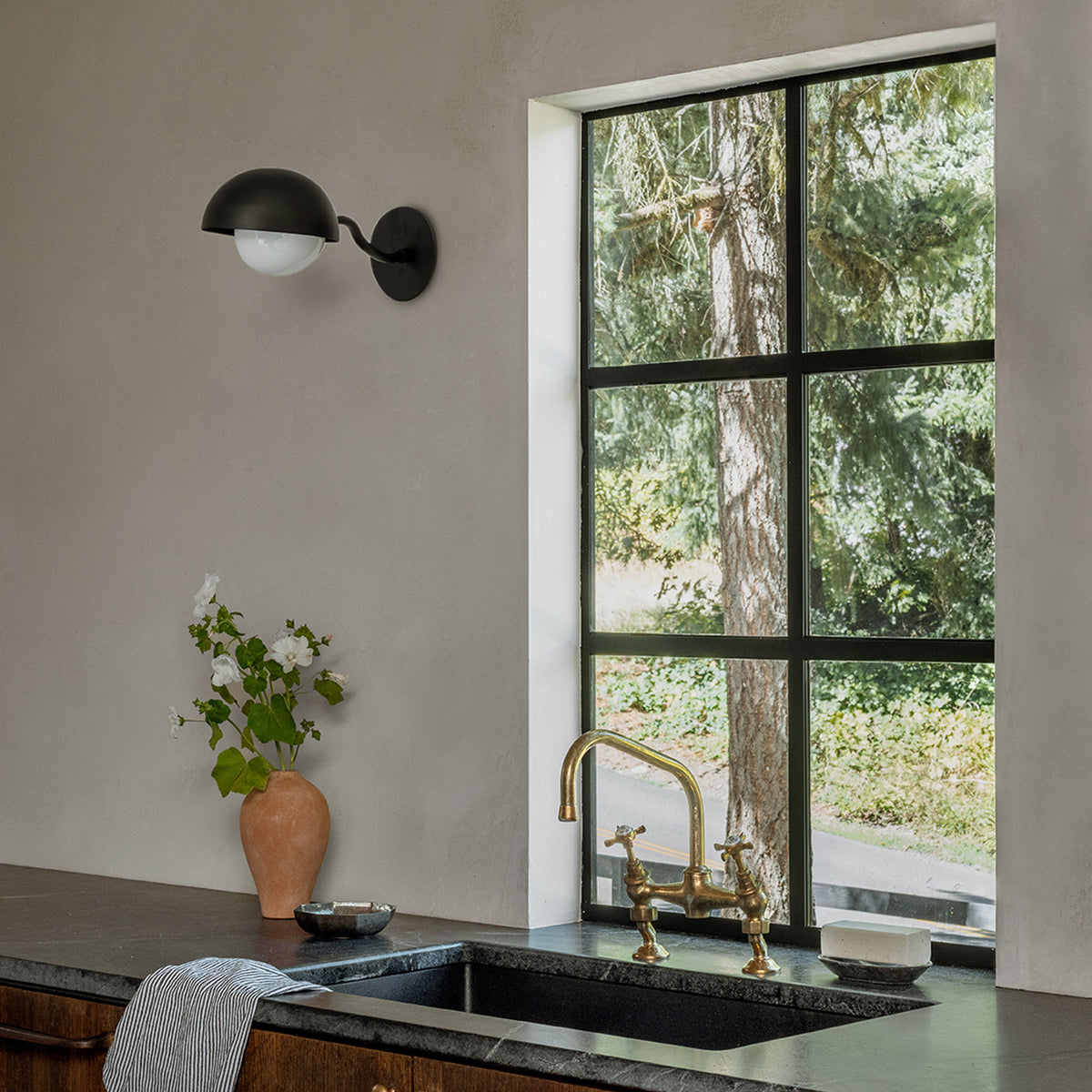 Noor Curve Sconce shown in Matte Black