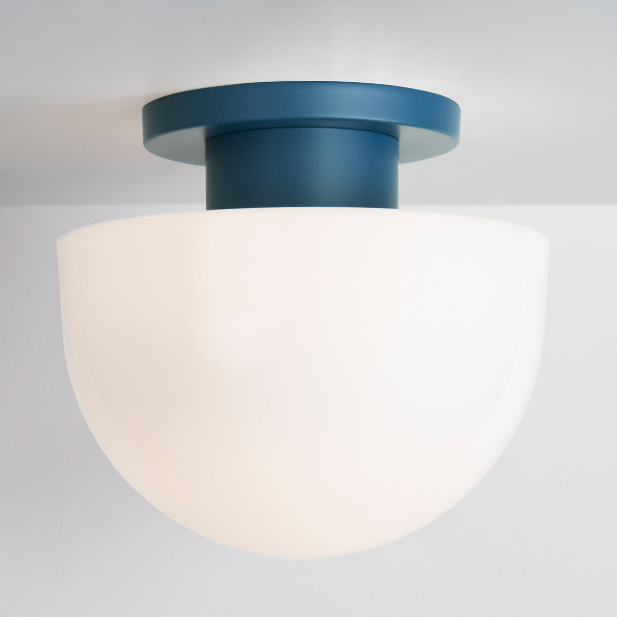 Anni Large shown with an Ocean Blue canopy and Ocean Blue accent finish